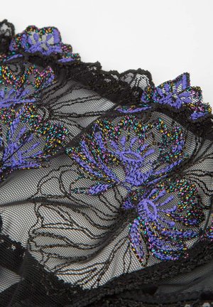 Czarna koronkowa tkanina z intensywnie fioletowymi haftowanymi kwiatami z iryzującymi akcentami, ukazująca skomplikowane wzory i delikatne detale wykończenia.