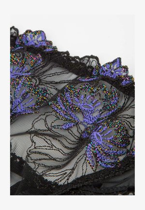 Czarna koronkowa tkanina z intensywnie fioletowymi haftowanymi kwiatami z iryzującymi akcentami, ukazująca skomplikowane wzory i delikatne detale wykończenia.