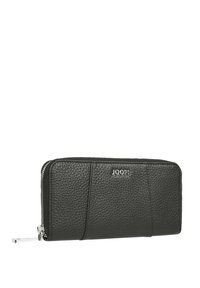 Cartera de cuero negra con textura de guijarros, cierre de cremallera y herrajes plateados con el nombre de la marca "JOOP!" grabado en la parte frontal.