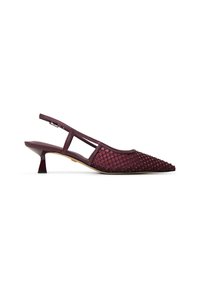 Burgundské slingback lodičky s tkanou textilií, špičatou špičkou a malým blokovým podpatkem. Otevřené strany přidávají prodyšný designový prvek.