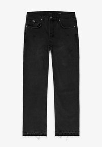 Jeans de mezclilla negra con un diseño de pierna recta, cinco bolsillos, herrajes plateados y un dobladillo desgastado en la parte inferior.