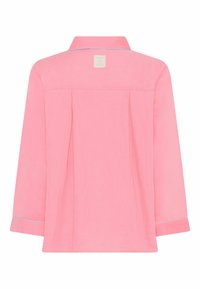 Roze blouse met lange mouwen en kraag, voorzien van een achterste plooi, contrasterende blauwe bies op de manchetten, en een rechthoekig label bij de hals.