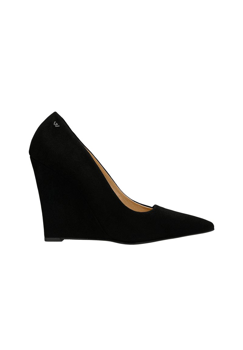 Tacchi a zeppa in suede nero con punta a punta, caratterizzati da un accentuazione del logo sul lato e una superficie testurizzata per un tocco di dettaglio in più.