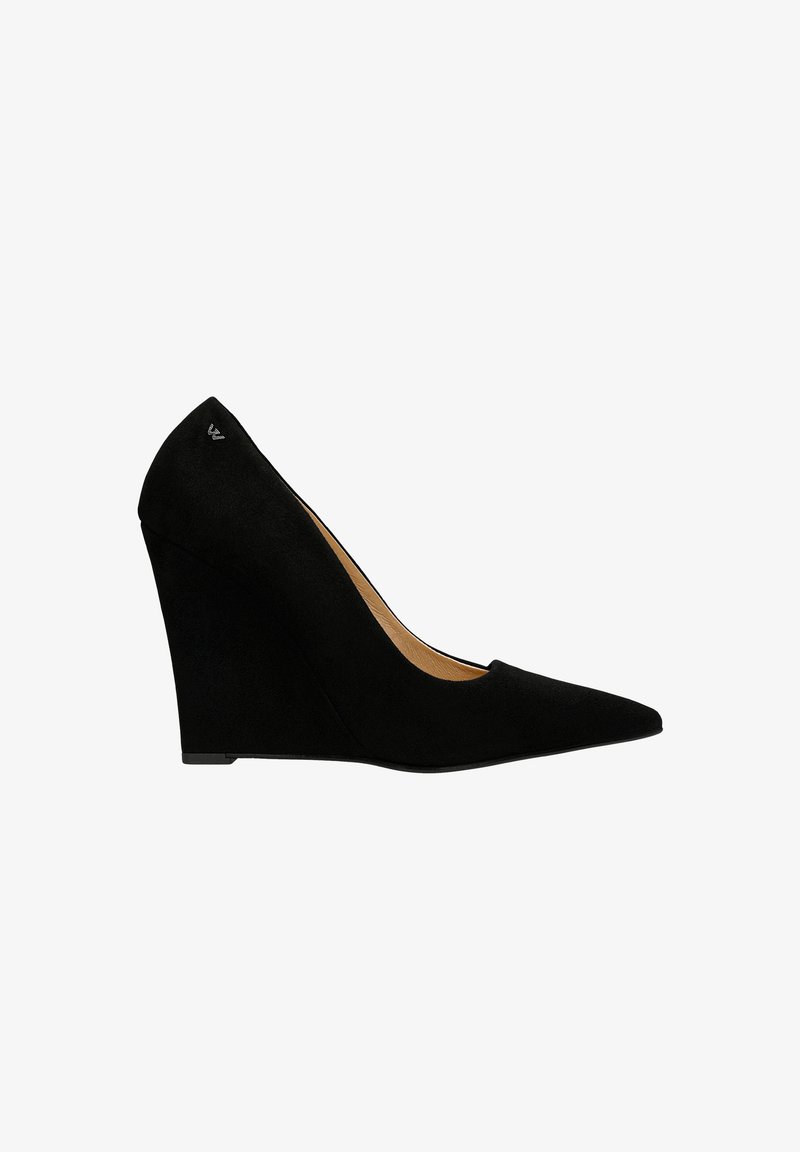 Schwarze Wildleder-Wedges mit spitzem Zehenbereich, versehen mit einem Logoakzent an der Seite und einer strukturierten Oberfläche für zusätzliche Details.