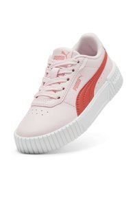 Adidași cu un exterior din piele moale roz, dungi roșii PUMA, talpă texturată albă și perforații pe bot pentru ventilație.