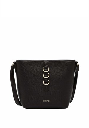 Sac bandoulière en cuir noir texturé avec bandoulière ajustable, trois anneaux dorés à l'avant et petit logo doré "SURI FREY".