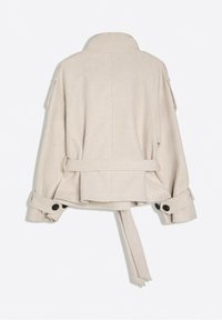 Veste en laine beige clair avec manches longues, col montant, poignets boutonnés et ceinture en tissu suspendue librement à l'arrière.