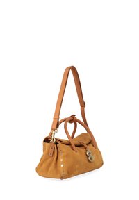 Borsa in suede beige con dettaglio a nodo, tracolla in pelle, hardware in metallo e borchie decorative sui lati. Texture morbida e forma arrotondata.