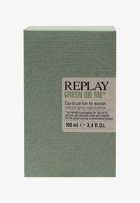 Scatola verde testurizzata contenente 100 ml di Eau de Parfum "REPLAY GREEN ON ME". L'etichetta presenta testo nero e verde con note di sostenibilità.