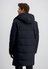 Dunkelblauer Puffer-Mantel mit Kapuze, der über ein gesteppte Design und lange Ärmel verfügt. Der Stoff wirkt glatt mit einem matten Finish.