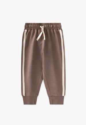 Pantalones deportivos marrones para niño pequeño con cintura elástica, cordón blanco, rayas laterales blancas y puños acanalados en los tobillos.