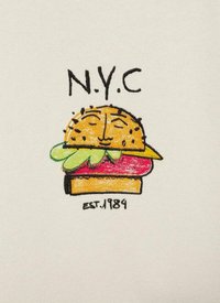 Illustrazione di un hamburger in stile cartone animato con un panino giallo, lattuga verde e pomodoro rosso, etichettato "N.Y.C." e datato "EST. 1984."