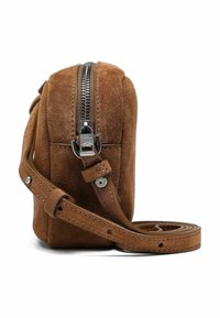 Borsa a tracolla in suede marrone con chiusura a zip, caratterizzata da una forma rettangolare piatta, tracolla in pelle liscia e dettagli in metallo.