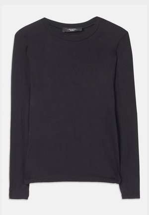 Camisa negra de manga larga con cuello redondo, hecha de tela suave. Presenta un diseño sencillo y detalles de costura sutiles a lo largo del dobladillo.