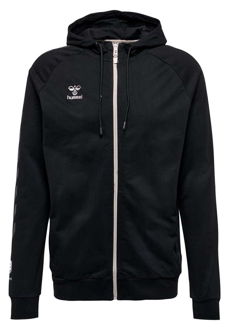 Sweatshirt à fermeture éclair noir en tissu doux avec une fermeture éclair blanche, doté d'une capuche, de manches longues et d'un détail logo sur la poitrine et la manche.