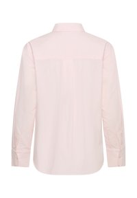Chemise à manches longues rose clair avec un empiècement au dos et un détail de pli simple, montrée de dos.