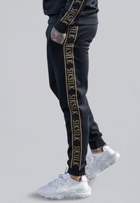 SIKSILK MUSCLE FIT JOGGERS - Tracksuit bottoms - black