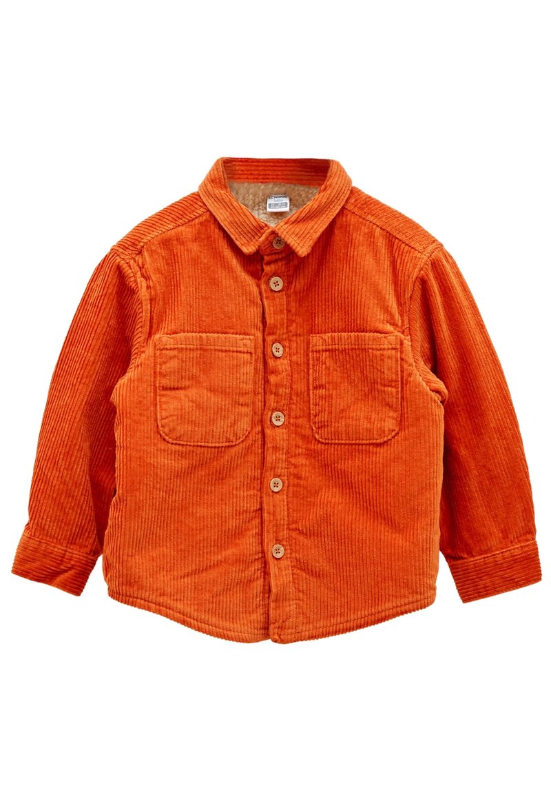 Koszula sztruksowa w jaskrawym pomarańczowym kolorze, z kołnierzykiem zapinanym na guziki, dwiema przednimi kieszeniami i widoczną, prążkowaną fakturą materiału.
