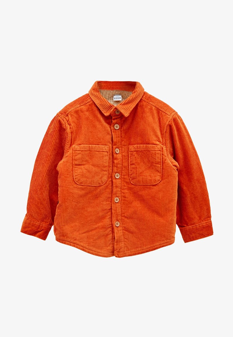 Koszula sztruksowa w jaskrawym pomarańczowym kolorze, z kołnierzykiem zapinanym na guziki, dwiema przednimi kieszeniami i widoczną, prążkowaną fakturą materiału.