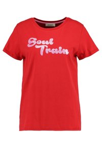 Punainen puuvillapaita lyhyillä hihoilla ja pyöreällä kaula-aukolla, jossa on suuri glitterinen valkoinen teksti "Soul Train".