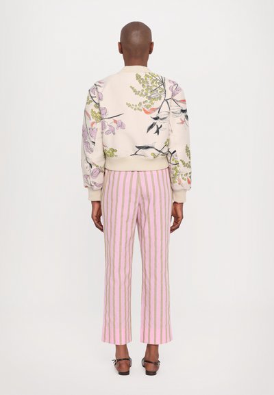 Stine Goya DROPPED SHOULDER - Bomber stiliaus striukė - spring mimosa