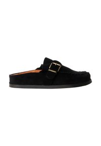 Mocassin en suède noir à enfiler avec un bout arrondi, une couture décorative à l'avant et une large bride avec boucle dorée sur le dessus.