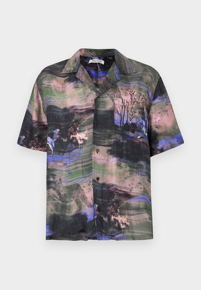 Πουκάμισο με κοντά μανίκια και κουμπιά, κατασκευασμένο από ελαφρύ ύφασμα με πολύχρωμο αφηρημένο μοτίβο σε αποχρώσεις πράσινου, μπλε και ροζ. Τσέπη στο αριστερό στήθος.