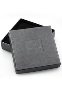 Sort, tekstureret papkasse med satin finish, der har et præget logo på toppen og en glat, sort indvendig.