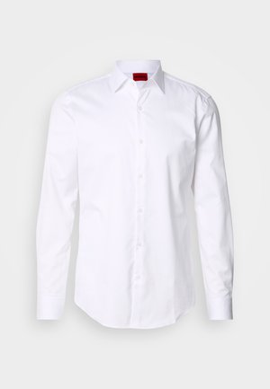 Chemise blanche à manches longues avec texture en chevron, col boutonné et étiquette logo rouge à l'intérieur du col. Coupe standard avec des boutons à l'avant.