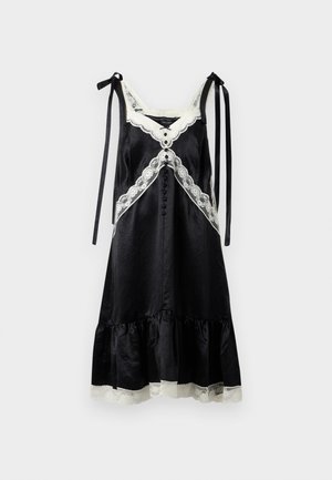 Robe midi en satin noir avec bordure en dentelle blanche, détails boutonnés sur le devant et bretelles ajustables nouées en nœuds.