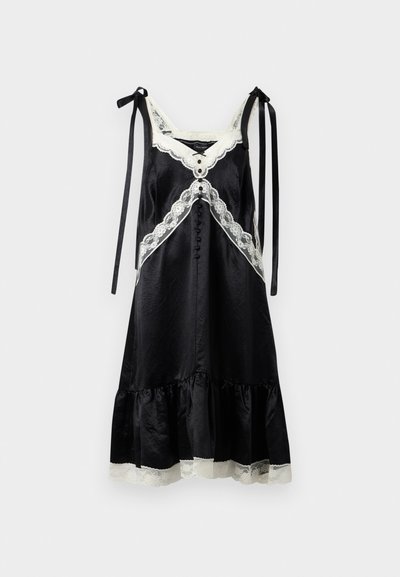 Μαύρο μεσάτο φόρεμα από σατέν με λευκή δαντέλα στο τελείωμα, κουμπιά μπροστά και ρυθμιζόμενους ιμάντες στους ώμους δεμένους σε φιόγκους.