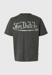 T-shirt gris foncé à manches courtes avec logo blanc de style vintage "Von Dutch" imprimé sur la poitrine sur un fond uni.