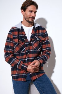 Ruthet flannel skjorte i orange, navy og hvid med en grå hætte. Har to brystlommer og sorte knapper. Glat overflade, lange ærmer.