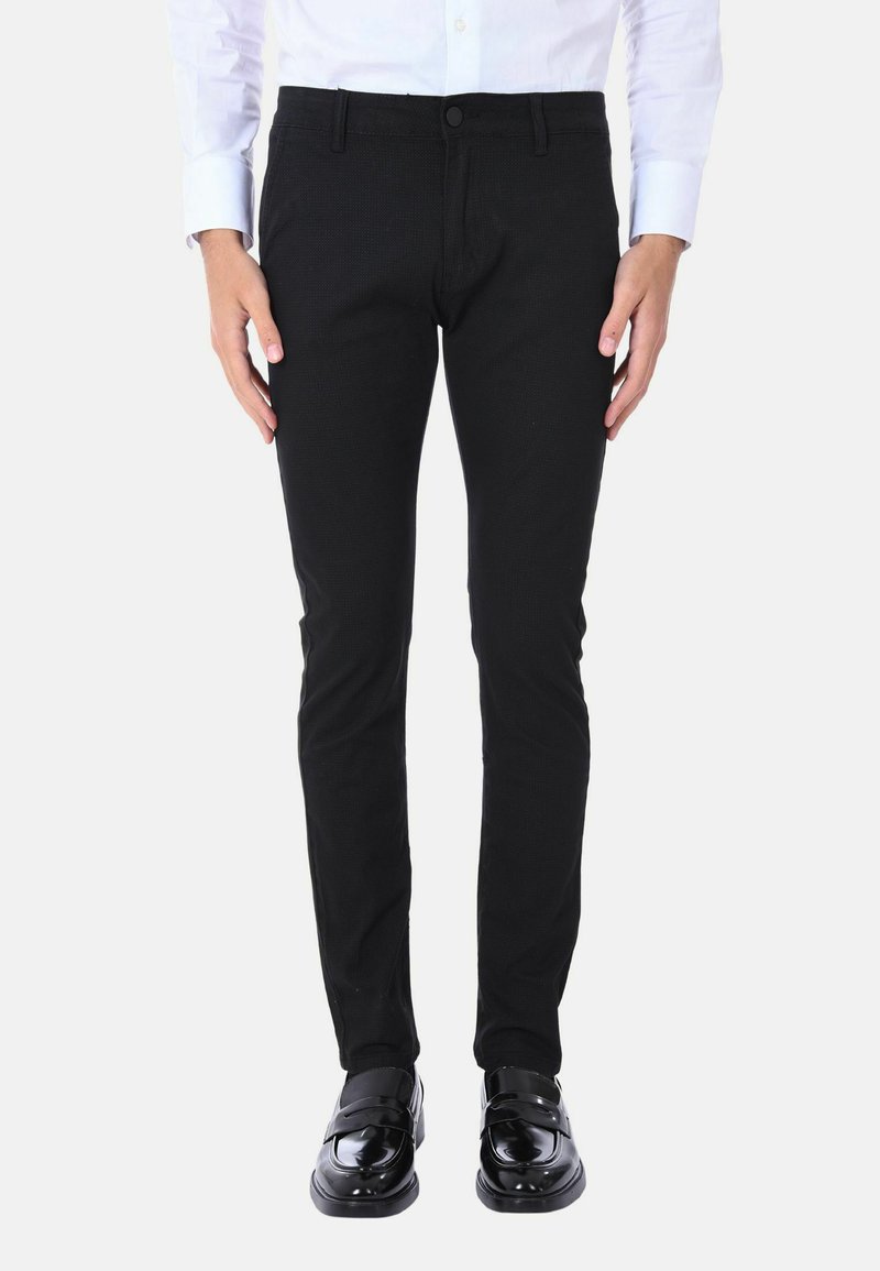 Pantaloni neri slim-fit realizzati in un tessuto testurizzato, dotati di un classico bottone di chiusura, tasche anteriori e una silhouette sartoriale.