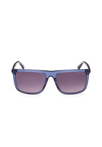 Gafas de sol cuadradas con un marco azul translúcido, lentes morados con degradado y varillas negras. Sin logotipo visible ni detalles adicionales.