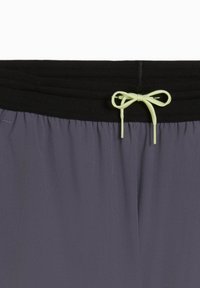 Σορτς με ελαστική μέση σε σκούρο γκρι, με μαύρη κορυφαία ταινία και ανοιχτό κίτρινο κορδόνι δεμέν ο σε φιόγκο μπροστά στο κέντρο.