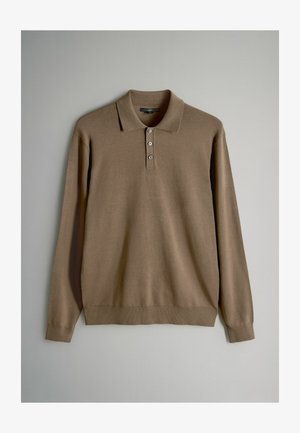 Polo à manches longues en tissu tricoté fin, de couleur brune, avec un col classique et une patte de boutonnage à trois boutons assortis.