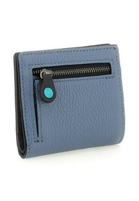 Portafoglio di pelle testurizzata blu chiaro con tasca con zip nera e linguetta di apertura turchese sul davanti, design pieghevole.