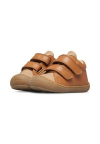 Scarpe in pelle marrone con due cinturini in Velcro, punta arrotondata, dettagli in beige e suole in gomma con un motivo di presa testurizzato.