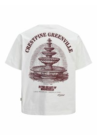 Biała koszulka z bordowym, w stylu vintage, nadrukiem fontanny oraz napisem „Crestpine Greenville” i „W sercu Moosehead.”