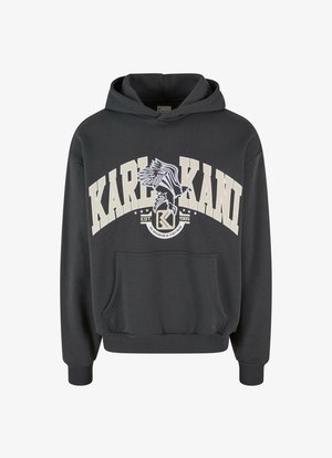 Szara bluza z kapturem, z przodu z kieszenią kangurką, z dużą białą grafiką, która zawiera napis "KARL KANI" oraz wzór orła.