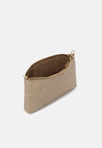 Clutch con texture dorata, con un'esterno in tessuto liscio, chiusura con zip e un interno beige. Presenta una cerniera dorata e una forma slim e rettangolare.