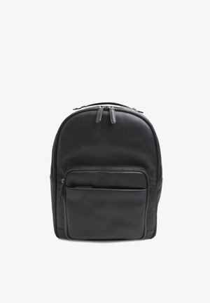 Sac à dos en cuir noir avec une forme arrondie, fermetures à glissière doubles, poche zippée à l'avant et surface texturée. Deux poignées supérieures pour le transport.