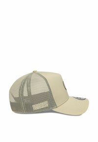 Beige Snapback-Cap mit solidem Frontteil und Netzrücken. Verfügt über einen gebogenen Schirm, gesticktes Logo und ein dekoratives Etikett an der Seite.