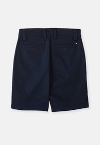 Navyblå bomullsshorts med slät front, två bakfickor med knappstängning och midjeband med bälteshällor.