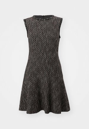 Vestido preto sem mangas com saia rodada, apresentando riscas verticais em prata e rosa. Tecido texturizado com um brilho subtil.