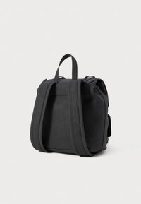 Μαύρο σ�υμπαγές σακίδιο με επενδεδυμένες ιμάντες ώμου, λαβή στο πάνω μέρος και πλευρική τσέπη σε απλό λευκό φόντο.