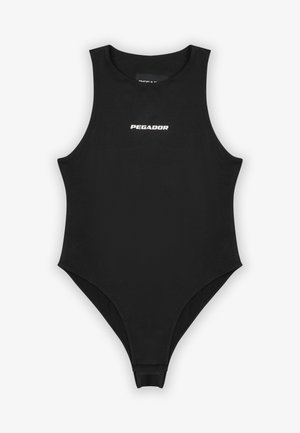 Čierny bezrukávový jednodielny plavky vyrobené z hladkej tkaniny, s vysokým strihom nohavičiek a predným logom potlačeným na bielo.