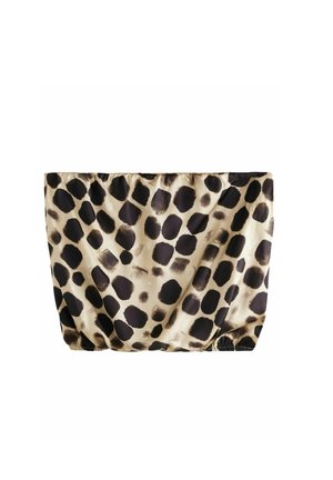 Sac à imprimé léopard en tissu lisse, avec une base crème et de grandes taches noires, équipé d'un haut élastique pour un fermeture sécurisée.
