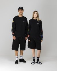 Cămăși negre cu mâneci lungi, decorate cu imprimeuri colorate pe mâneci, purtate împreună cu pantaloni scurți negri asortați. Amândoi poartă încălțări negre și șosete cu modele.
